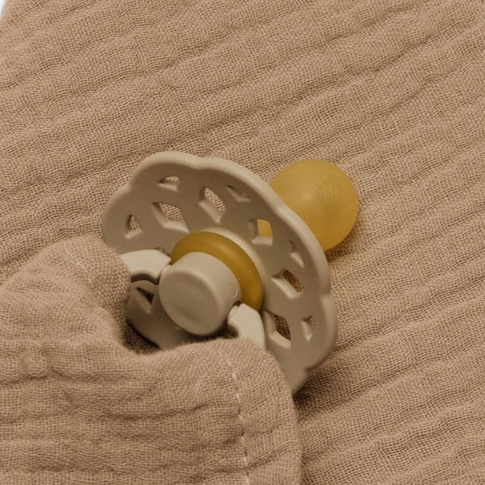 HERZ dou dou Kuscheltier mit Schnullerhalter